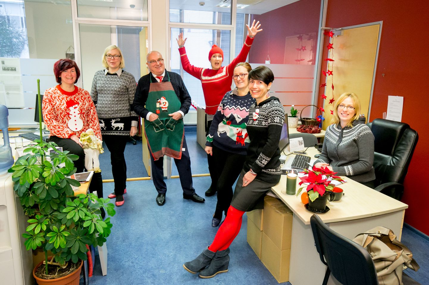Pärnumaa ettevõtluse- ja arenduskeskuse (PEAK) töötajad tõmbasid täna selga jõulukampsunid, et tähistada meeleolukat päeva, mis kannab endas heatagevuslikku eesmärki.