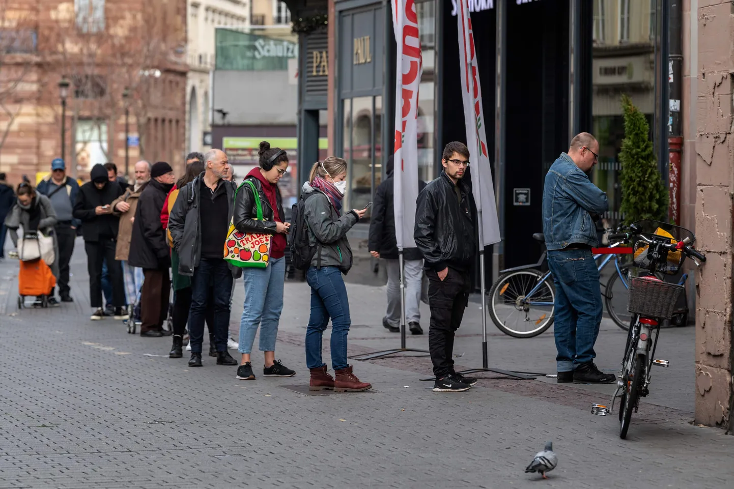 Paar tundi enne liikumispiirangute jõustumist olid Prantsusmaa kauplustes pikad järjekorrad.