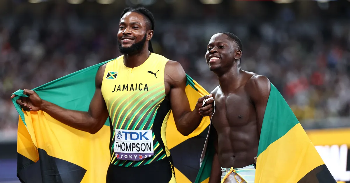 Ikki yigit televizor qarshisida bir-birlarini silkitishadi