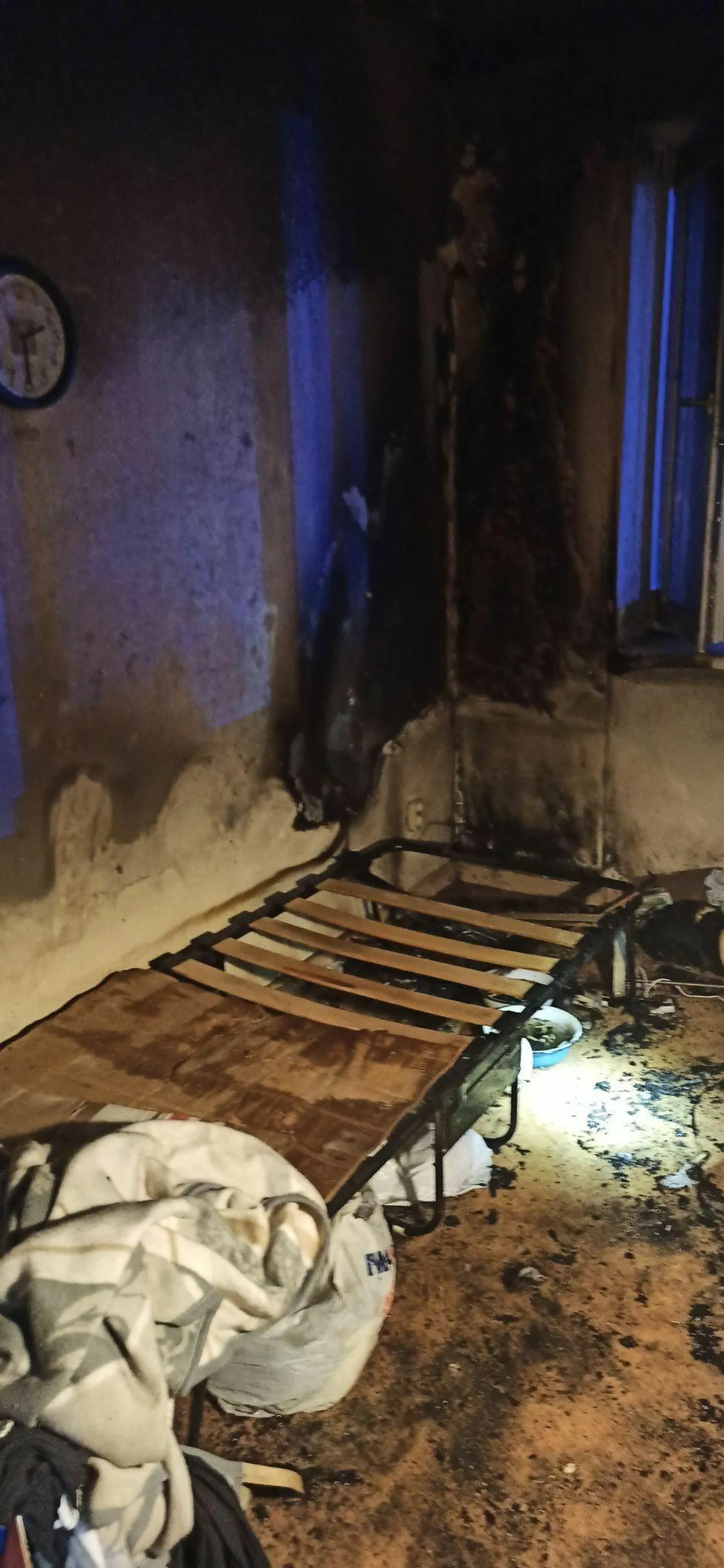 Спасатели вынесли человека из горящего помещения на улице Мальми.