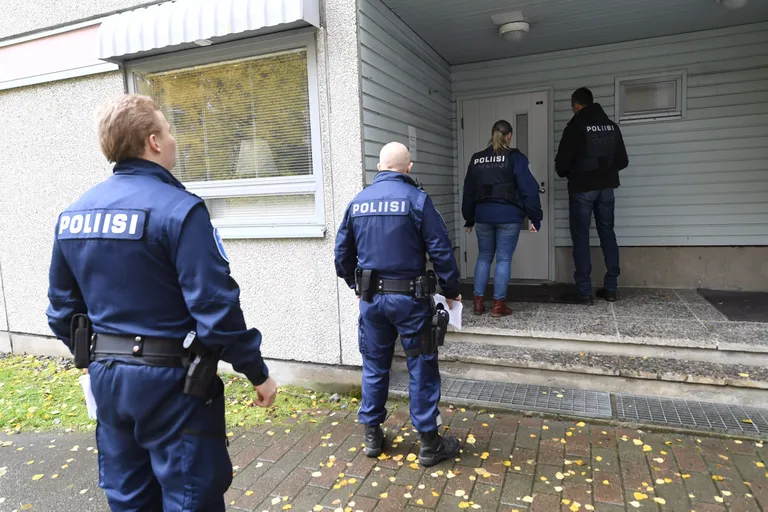 Politseinikud Särkiniemis asuvat ühiselamut läbi otsimas.