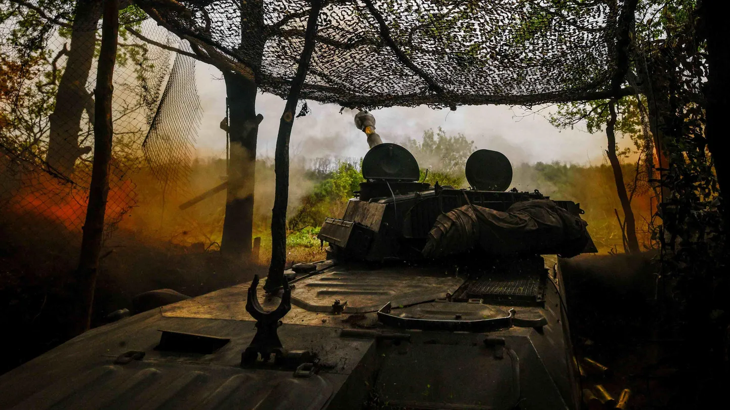 Работа самоходной гаубицы украинского подразделения возле Купянска