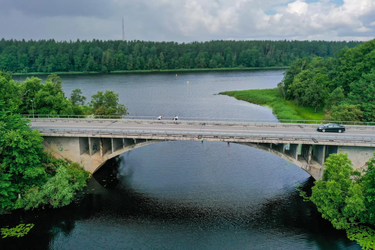 Sindi-Lodja silla juures asuva ujumiskoha juurde ehitatakse jalgtee koos kaldakindlustuse, paadisilla ja vaateplatvormiga.