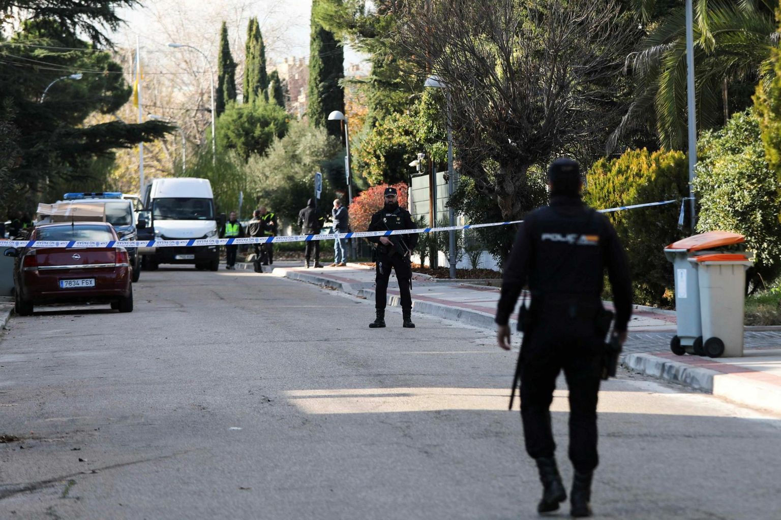 Hispaania politseinikud 2. detsembril Madridis USA saatkonna juures, mis oli üks kirjapommi saanud aadressidest.