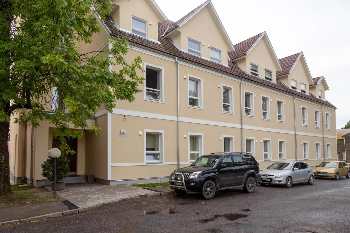 Viljandi tudengitele pakub üliõpilaselamuid mittetulundusühing Tartu Üliõpilasküla ning valikus on kaks maja: Väike tänav 6 (pildil) ja Jakobsoni 41. Mõlemas on kohad täis ja soovijad on pandud ootejärjekorda.