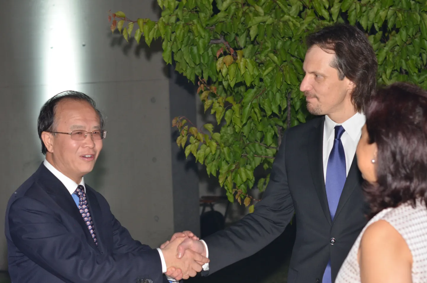 Eesti nädala lõpugala suursaatkonnas Pekingis. Keskel kultuuriminister Indrek Saar.
