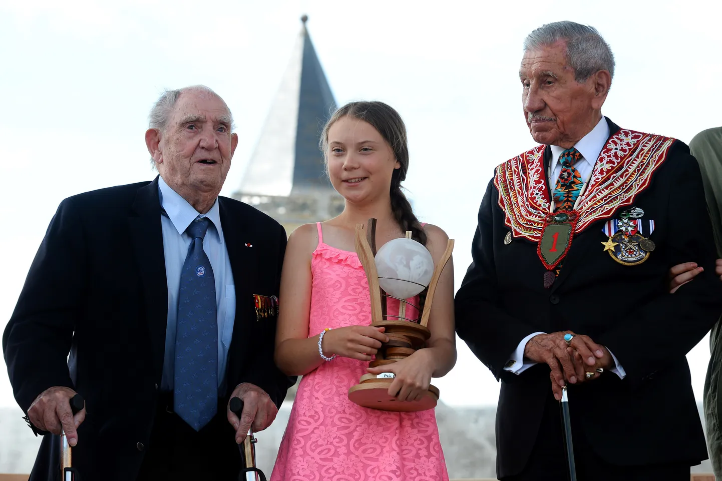 Teismeline Rootsi kliimaaktivist Greta Thunberg (keskel) koos prantslasest Teise maailmasõja veterani Léon Gautier´ (vasakul) ja ameeriklasest sõjaveterani Charles Norman Shay´ga pühapäeval Prantsusmaal Caenis Normandia regiooni Vabaduse auhinda vastu võtmas.