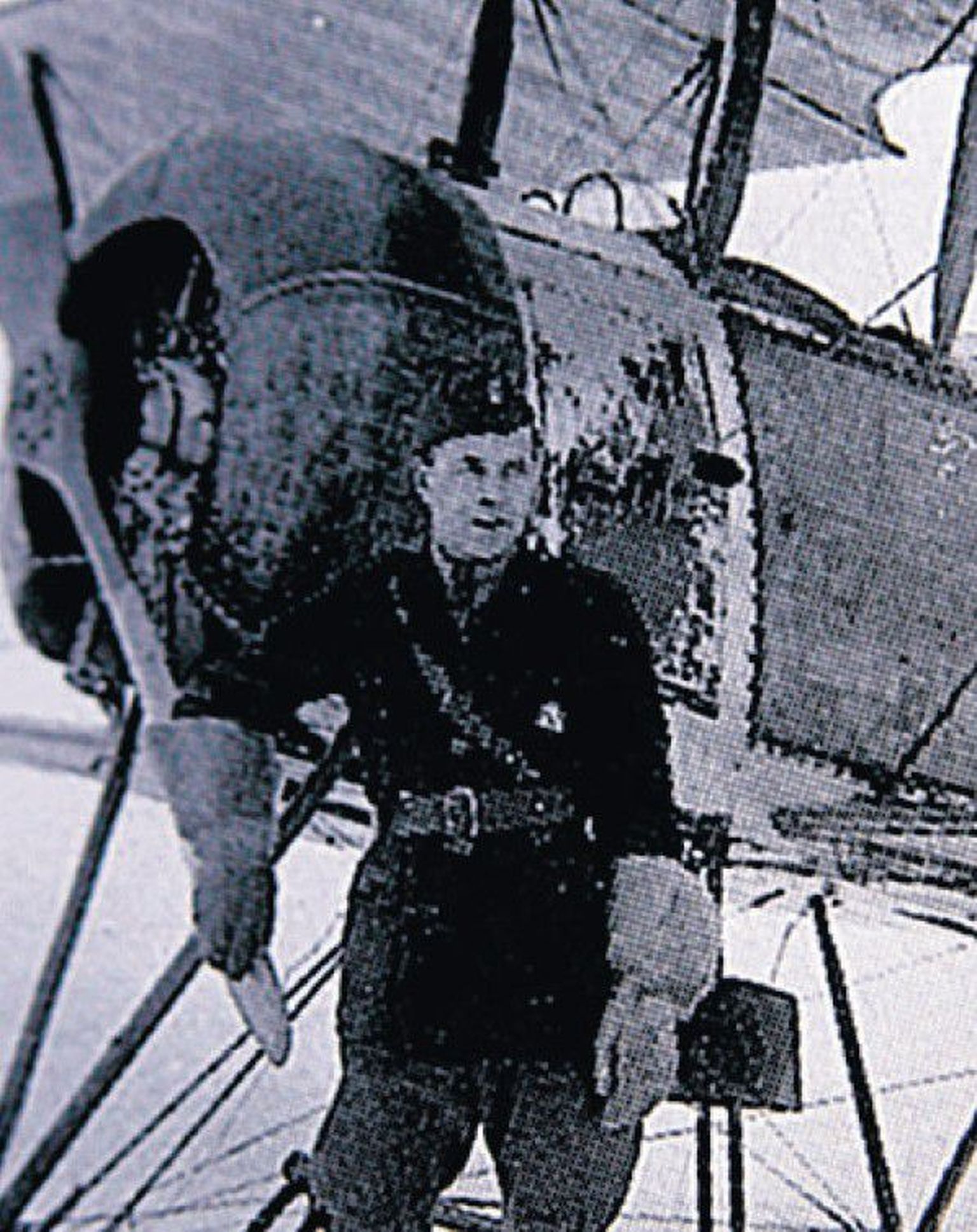 Üks vähesedi fotosid Harald Stundest ja tema lennukist.