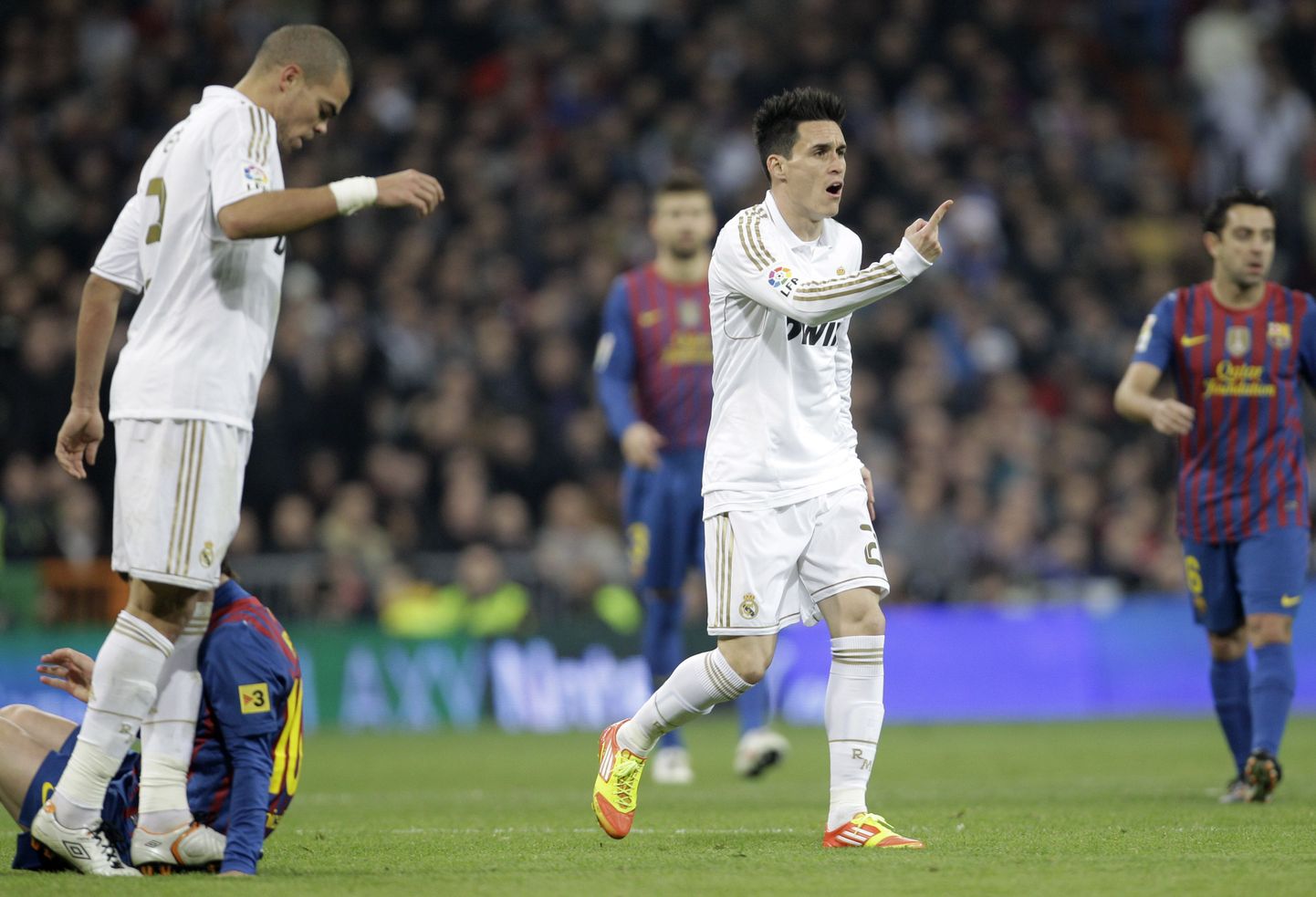 Pepe (vasakul) astumas meelega FC Barcelona tähtmängija Lionel Messi käe peale.