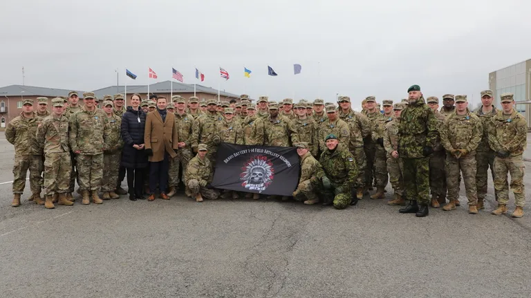 Kaitseminister Hanno Pevkur tunnustas USA HIMARSi üksust missioonimedalitega.