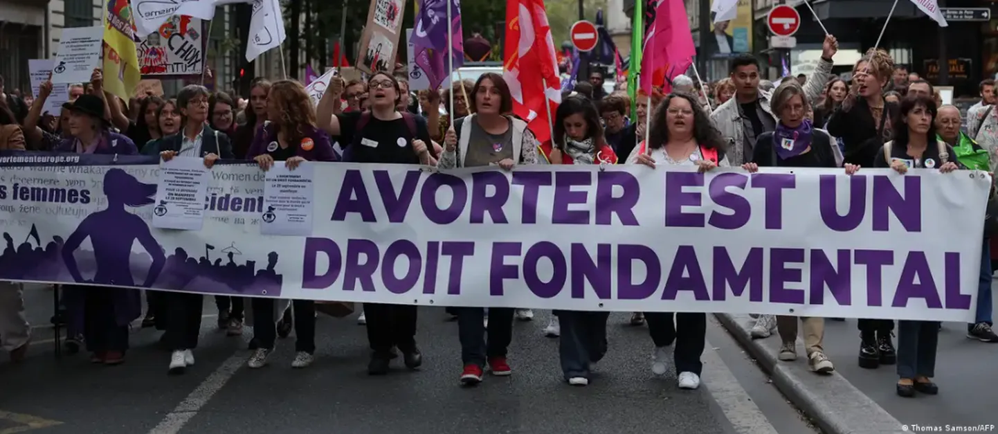 Демонстрация в Париже в поддержку права на аборты