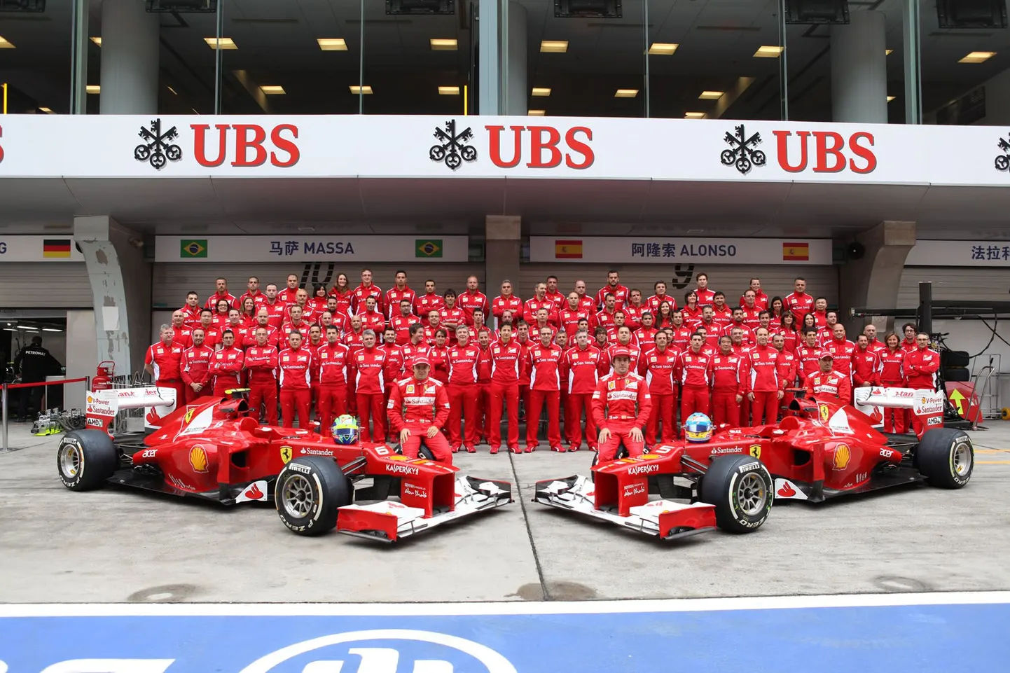 Ferrari vormel-1 meeskond poseerimas