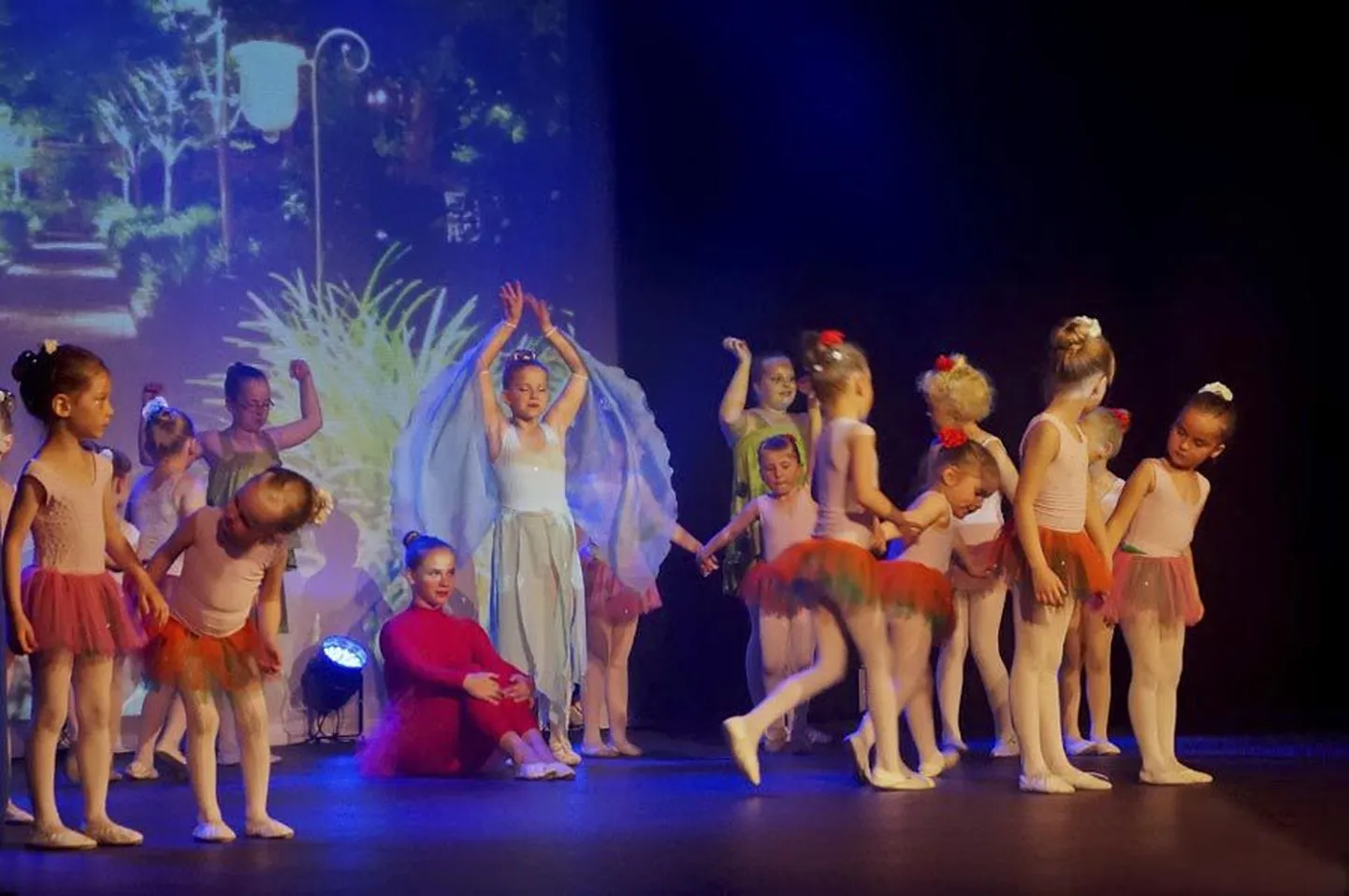 Hooaja lõpuetendusel oli laval palju balletistuudio lapsi. «Tulipunane lilleke» voogas ja sillerdas.