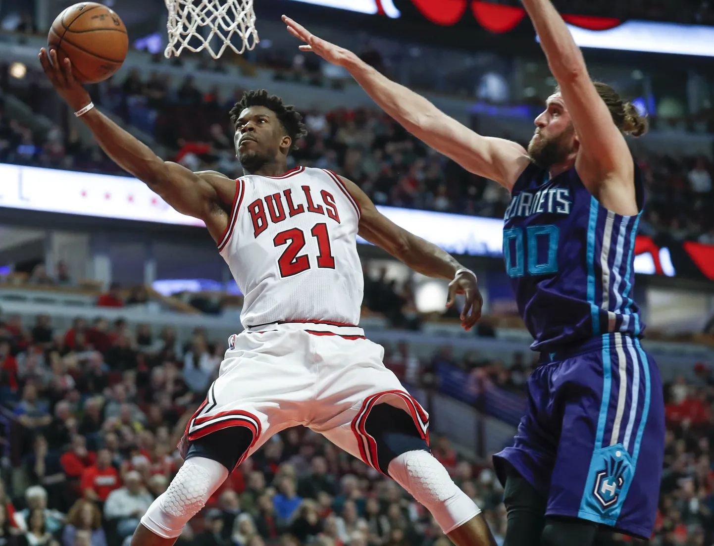 Jimmy Butler (vasakul) oli Charlotte Hornetsi vastu pidurdamatu, visates 52 punkti.