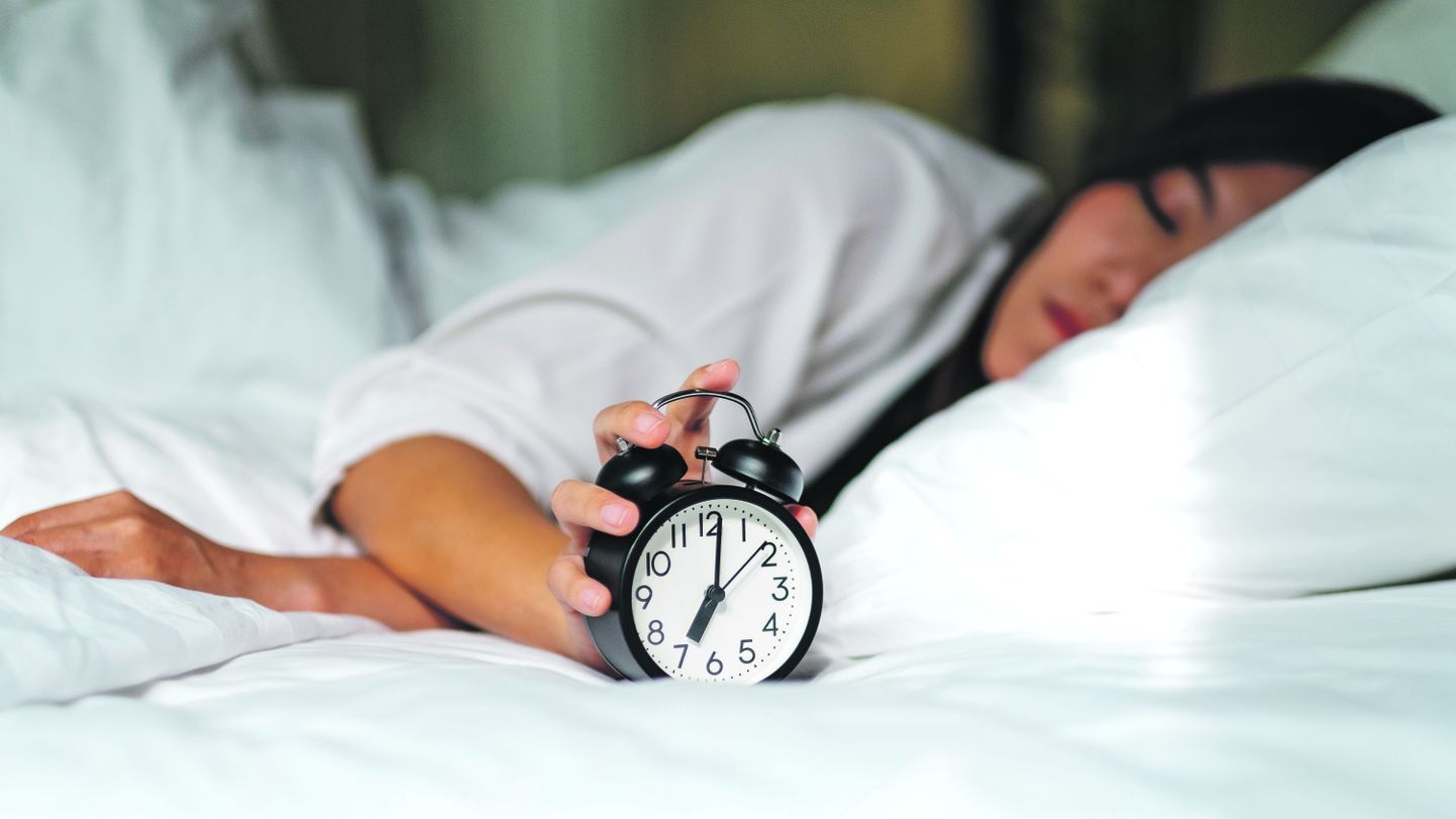 Взрослый человек должен спать семь-восемь часов в сутки.