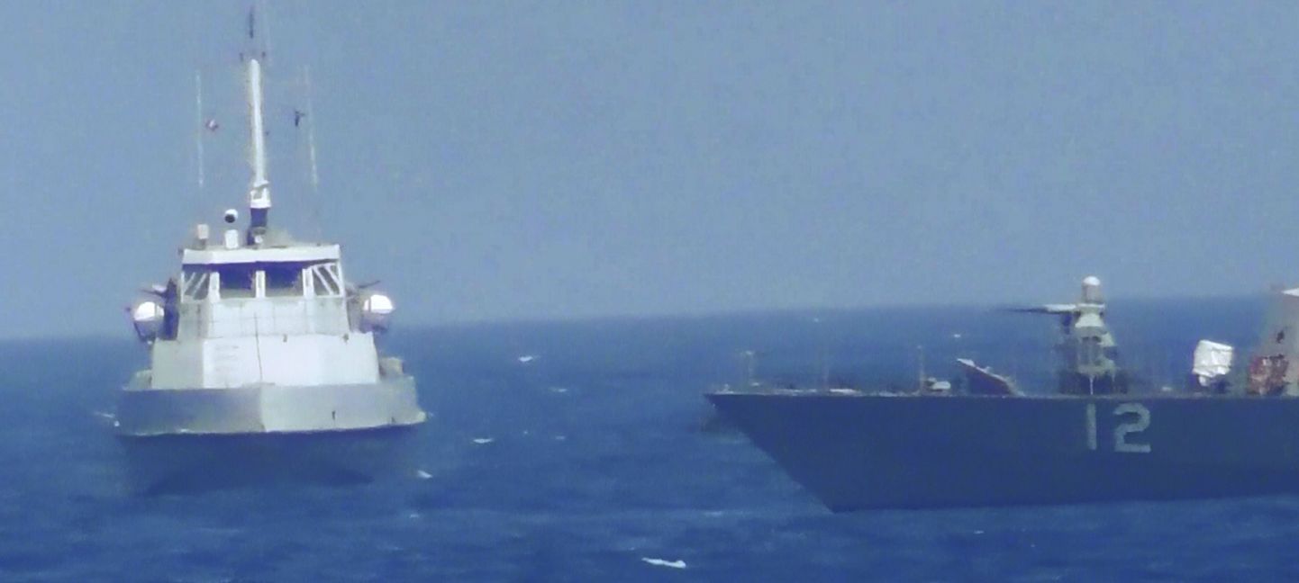 USA mereväe pilt vahejuhtumist Iraani laevaga. Iraani alus on pildil vasakul, USS Thunderbolt paremal.