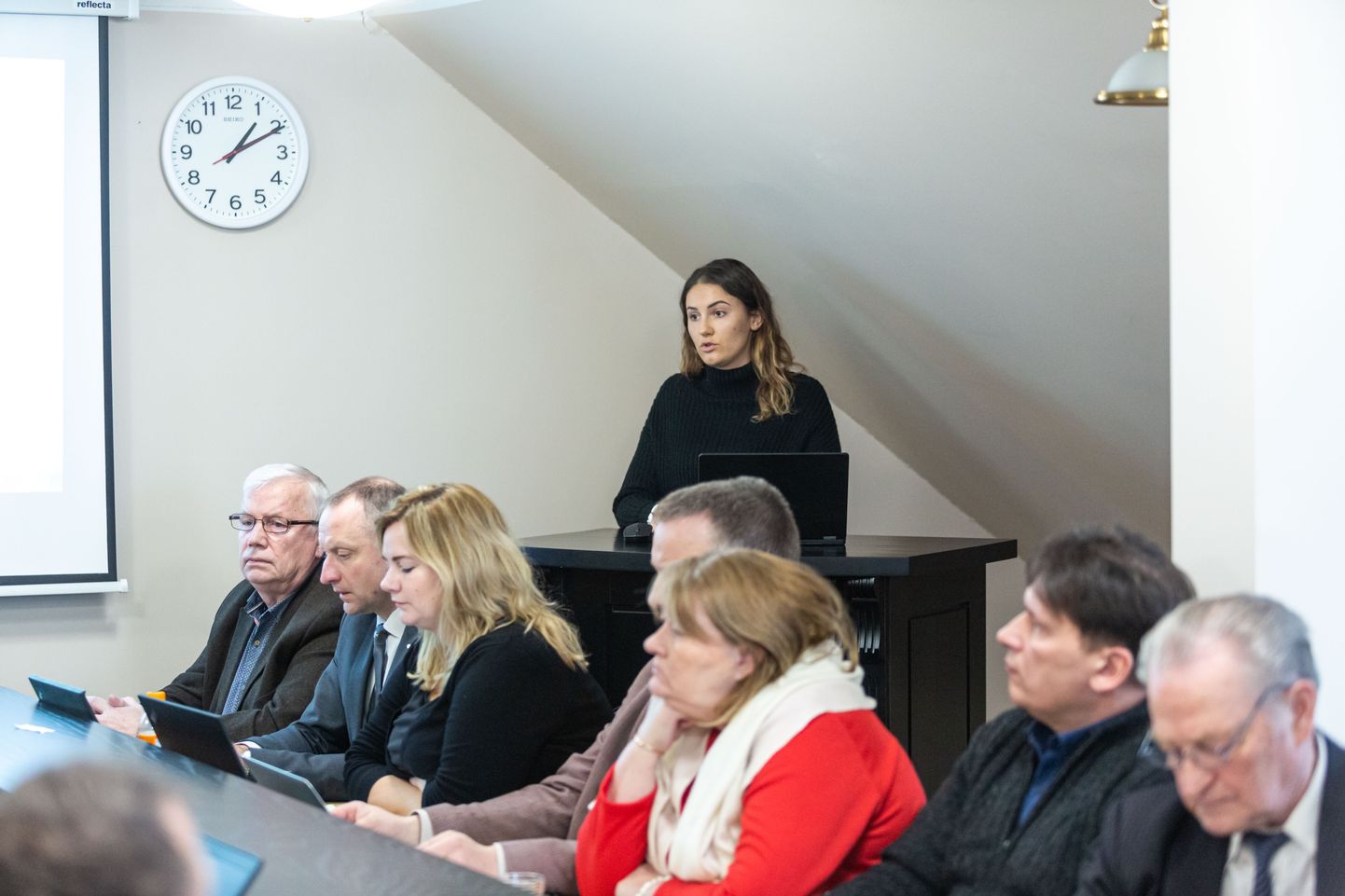 Valga vallavolikogu 28. veebruari istung. Kõnet peab volinik Ester Karuse, kes ei toetanud Valga-Valka korvpallimeeskonnale 22 000 euro eraldamist.