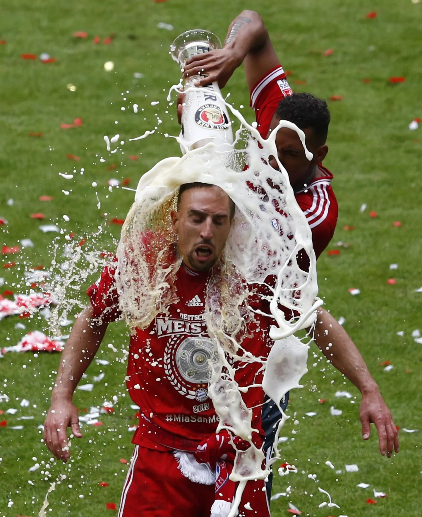 После победы в Лиге чемпионов футболиста "Баварии" Франка Рибери искупали в пиве.