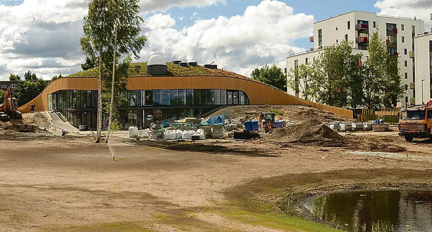 Pärnumaa keskkonnahariduskeskuse veel pilla-palla aed saab õige jume enne suurt sügist.