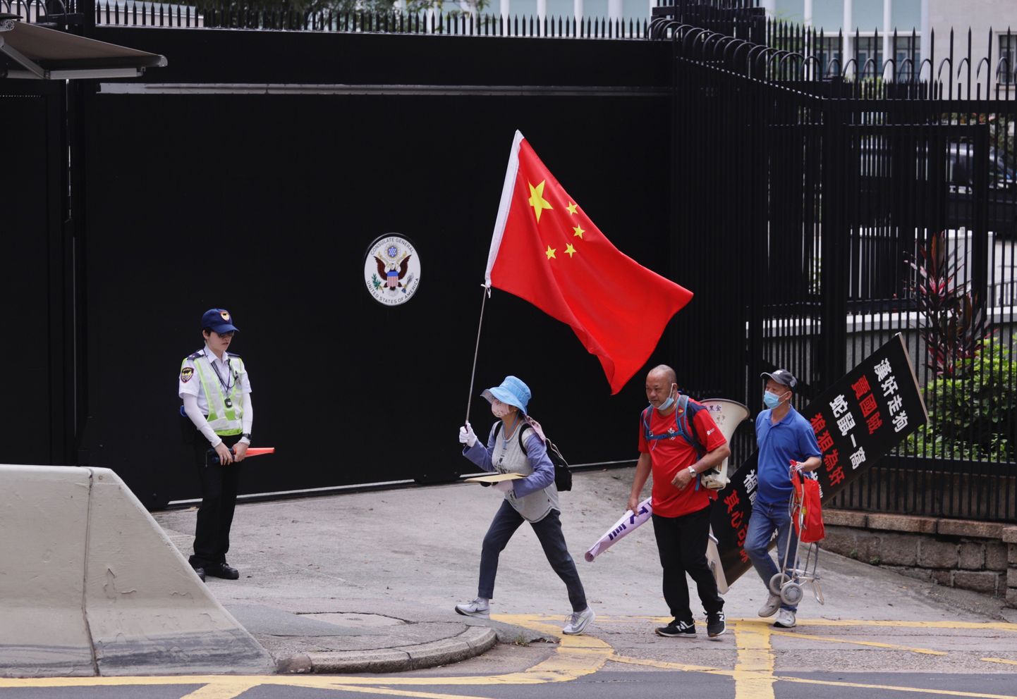 Hiina-meelsed meeleavaldajad Hongkongis, USA konsulaadi ees.