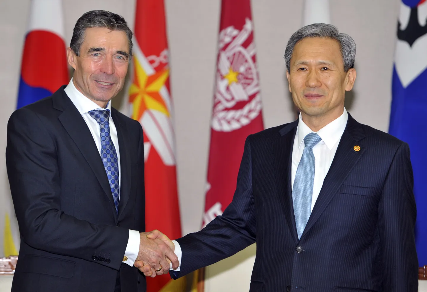 NATO peasekretär Anders Fogh Rasmussen (vasakul) koos Lõuna-Korea kaisteministri Kim Kwan-jiniga.