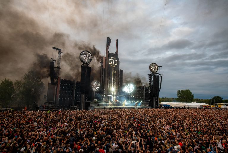 Melni dūmu mākoņi "Rammstein" koncertā Rīgā