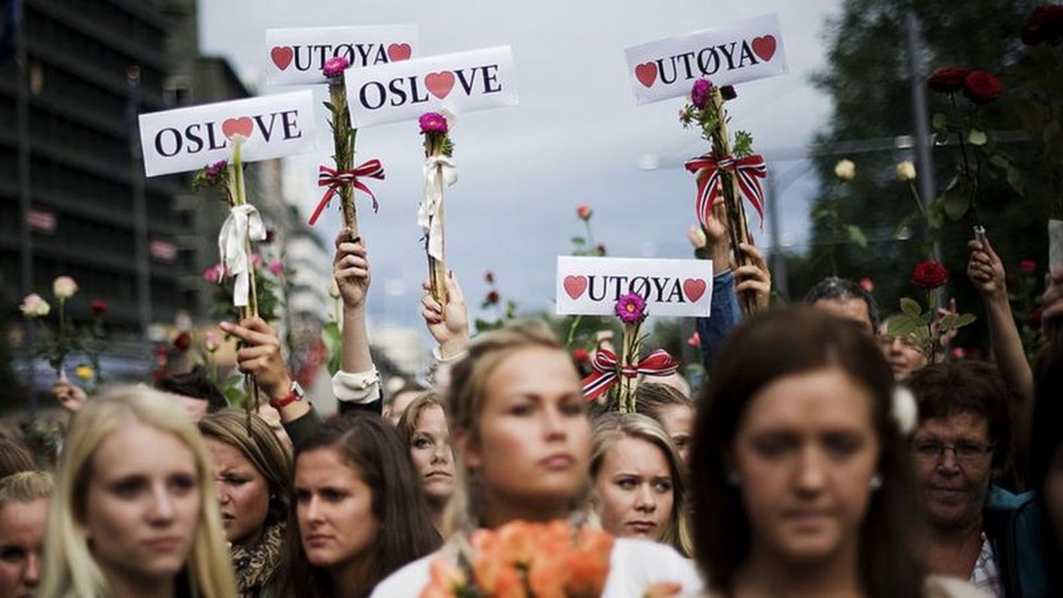 В завершении траурного дня на мэрии Осло 77 раз прозвонят колокола в память о каждом погибшем.