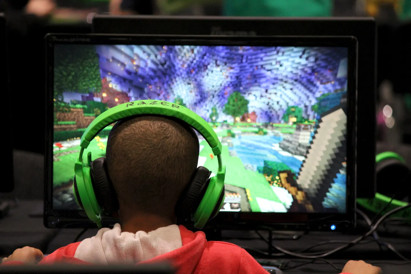 Poiss mängib Minecrafti. Pilt on illustratiivne.
