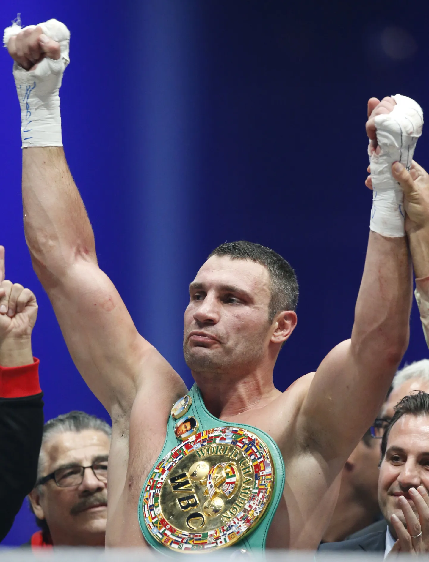 Vitali Klitško alistas profipoksi WBC tiitlimatšis Manuel Charri, kuna kohtunik lõpetas kohtumise sakslase verise kulmu tõttu tehnilise nokaudiga.