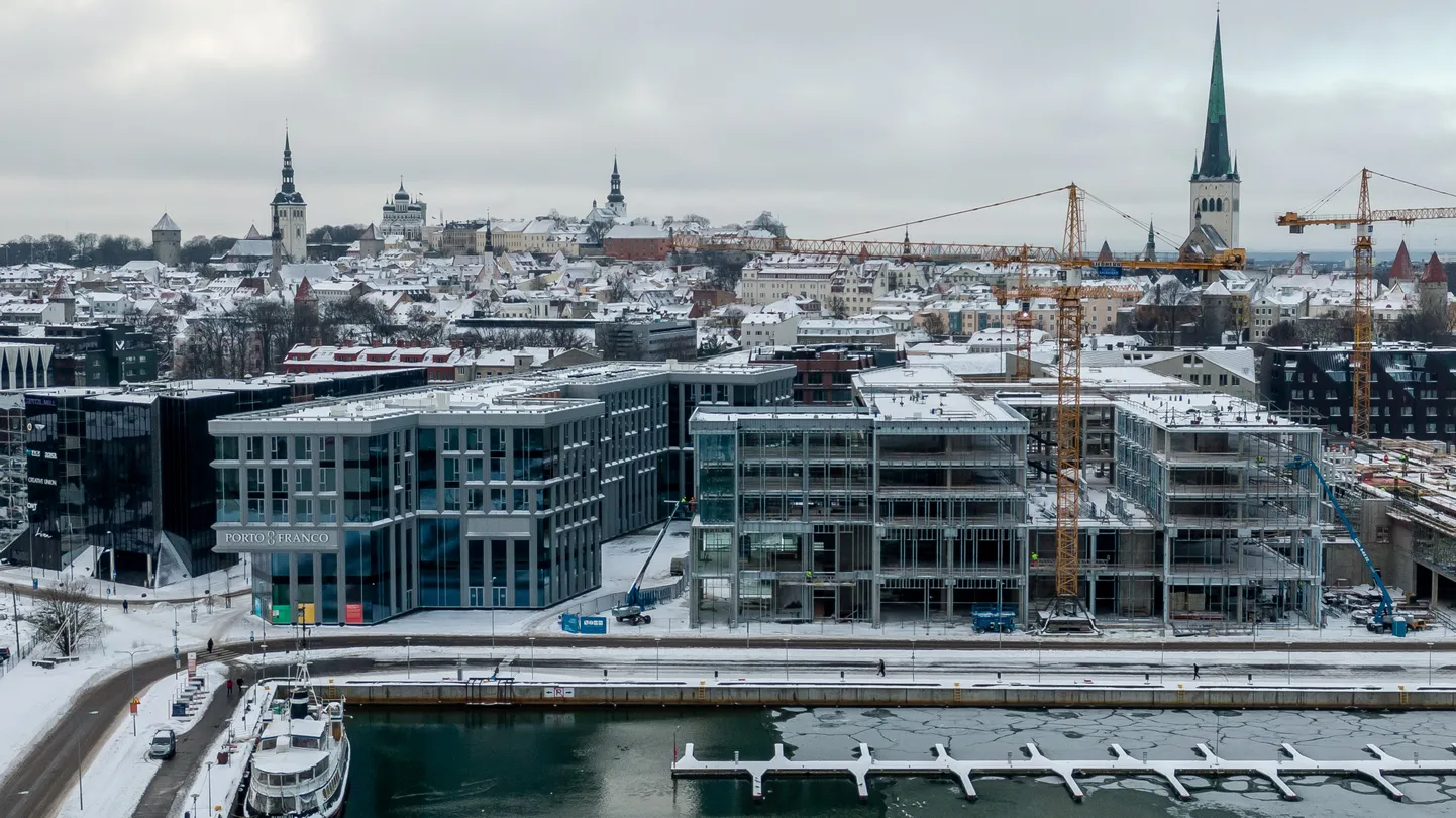 Admiraliteedi basseini jalakäijate silla paigaldamine.