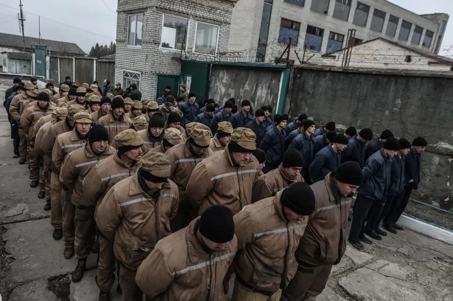 Российские военнопленные в месте содержания под стражей во Львовской области.