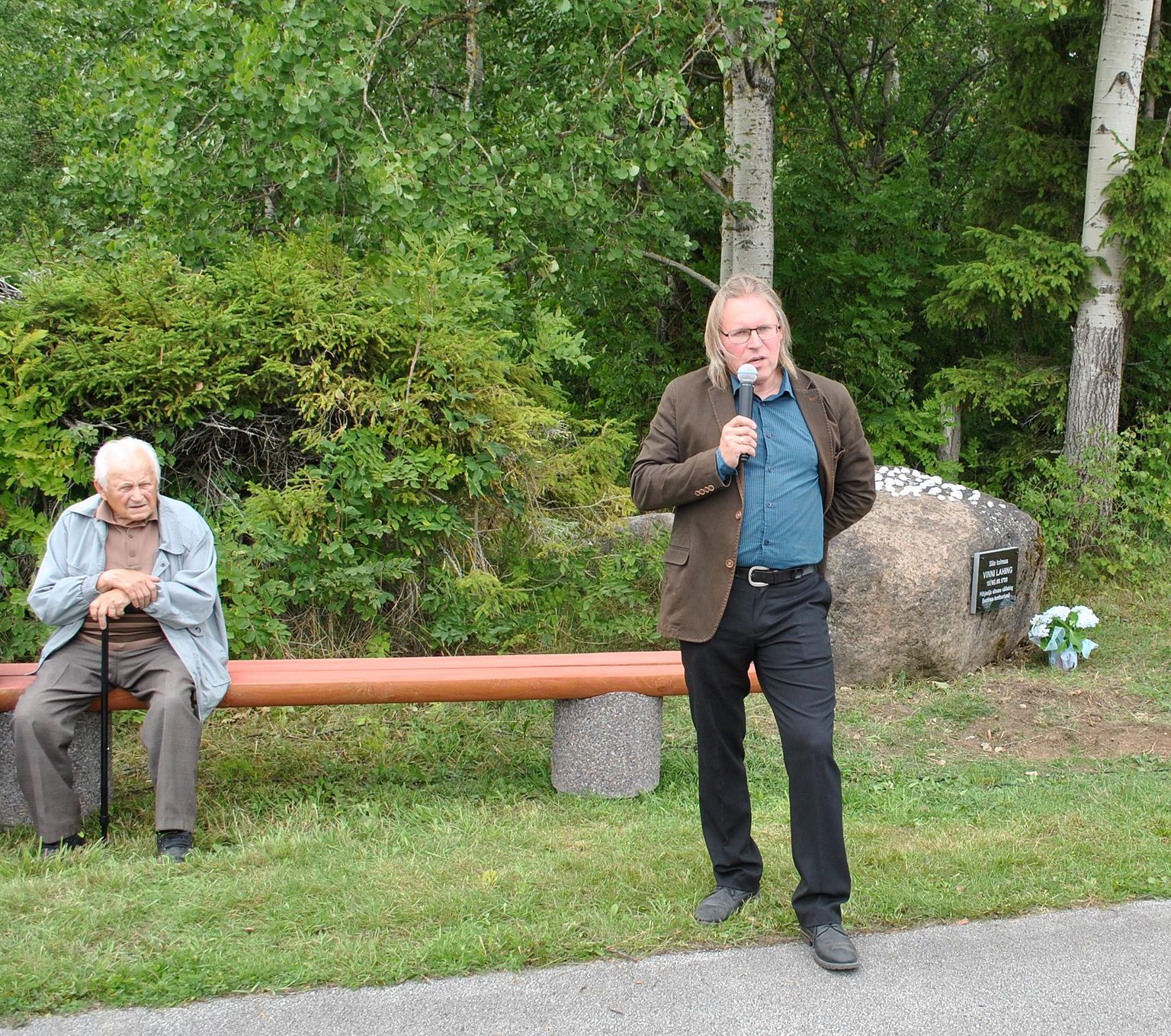 Vinni valla koduuurija August Kondoja (vasakul) ja SA Virumaa Muuseumid vanemteadur Uno Trumm.