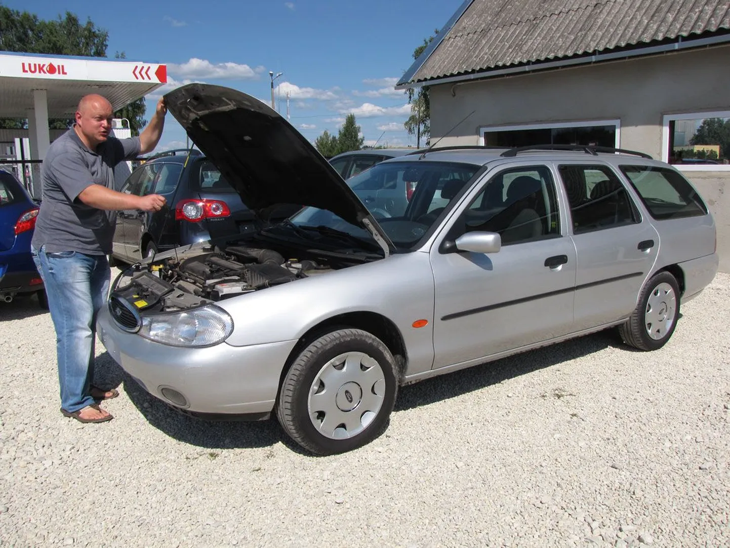 Paides Prääma teel asuva OÜ Paide Auto omanik Heiki Kask näitab müügiplatsil kuus päeva tagasi Hollandist toodud 1999. aasta Ford Mondeot, mis maksab umbes 1700–1800 eurot. Inimesele, kes soovib osta ligi 1500eurose hinnaga sõidukit, soovitab teine omanik Raul Raudsepp valida Fordi, Audi või Volkswageni vahel. «Ostja peaks teadma, milleks ta soovib autot kasutada,» lisas ta. «1500euroses hinnaklassis saab valida pigem tööauto või liikumivahendi punktist A punkti B, mitte aga uhkuseasja.»