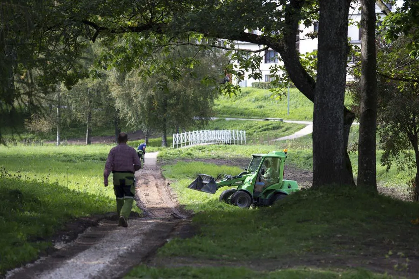 Vanast kitsukesest rajast saab parajalt lai kõnnitee.