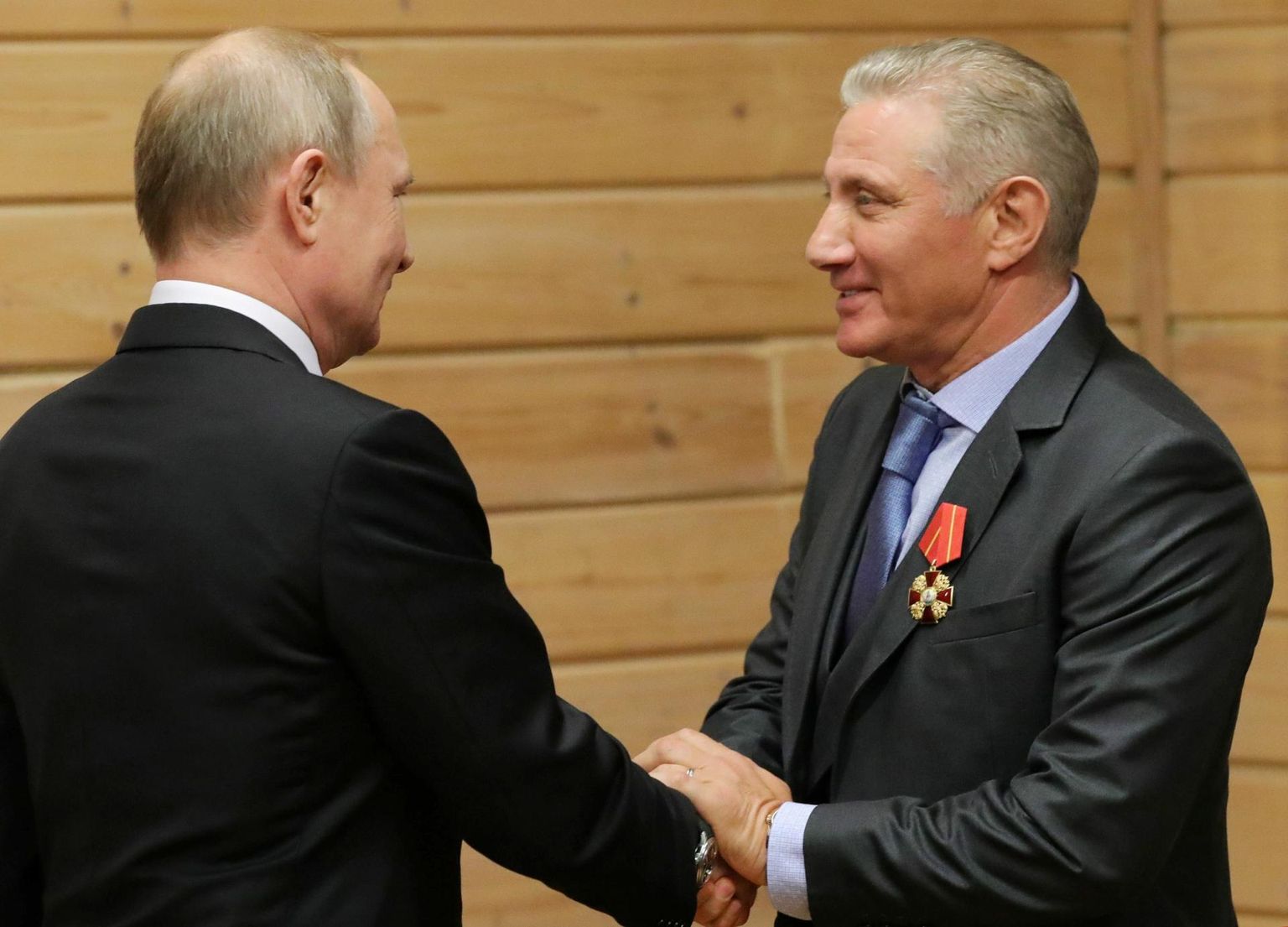 Ammused sõbrad Venemaa president Vladimir Putin ja Venemaa Judo Föderatsiooni juht Boris Rotenberg 2019. aastal Peterburis kätlemas.