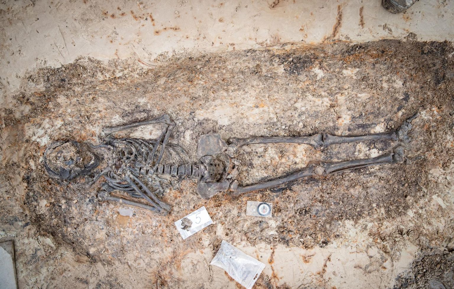 Kaevamistel leiti kaheksa inimese säilmed, maetud on väga korrapäraselt, mis viitab kirikaiale.