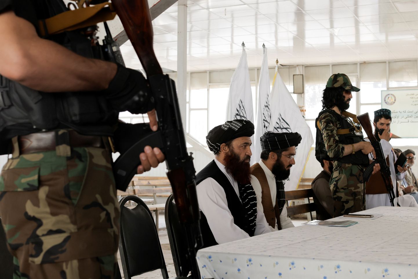 Talibani ametnikud pressikonverentsil 5. oktoober 2021.