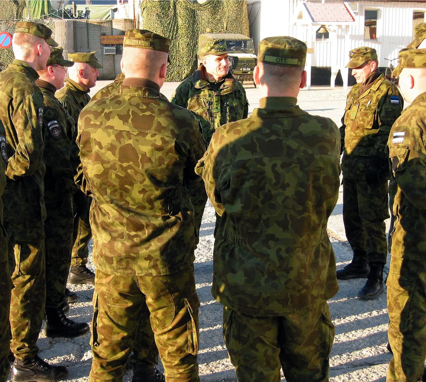 Kaitseväe juhataja Ants Laaneots Kosovos Eesti sõduritega kohtumas.