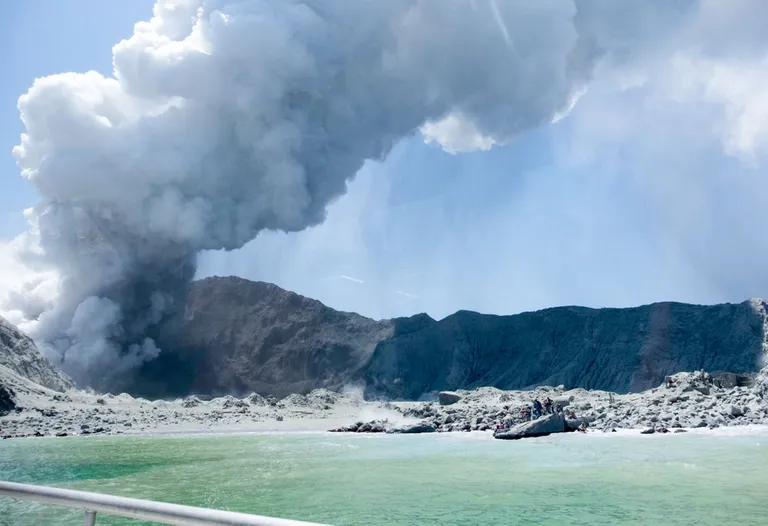 Uus-Meremaa White Islandi saare vulkaanipurskes hukkus 5 inimest ja 8 on seni kadunud.