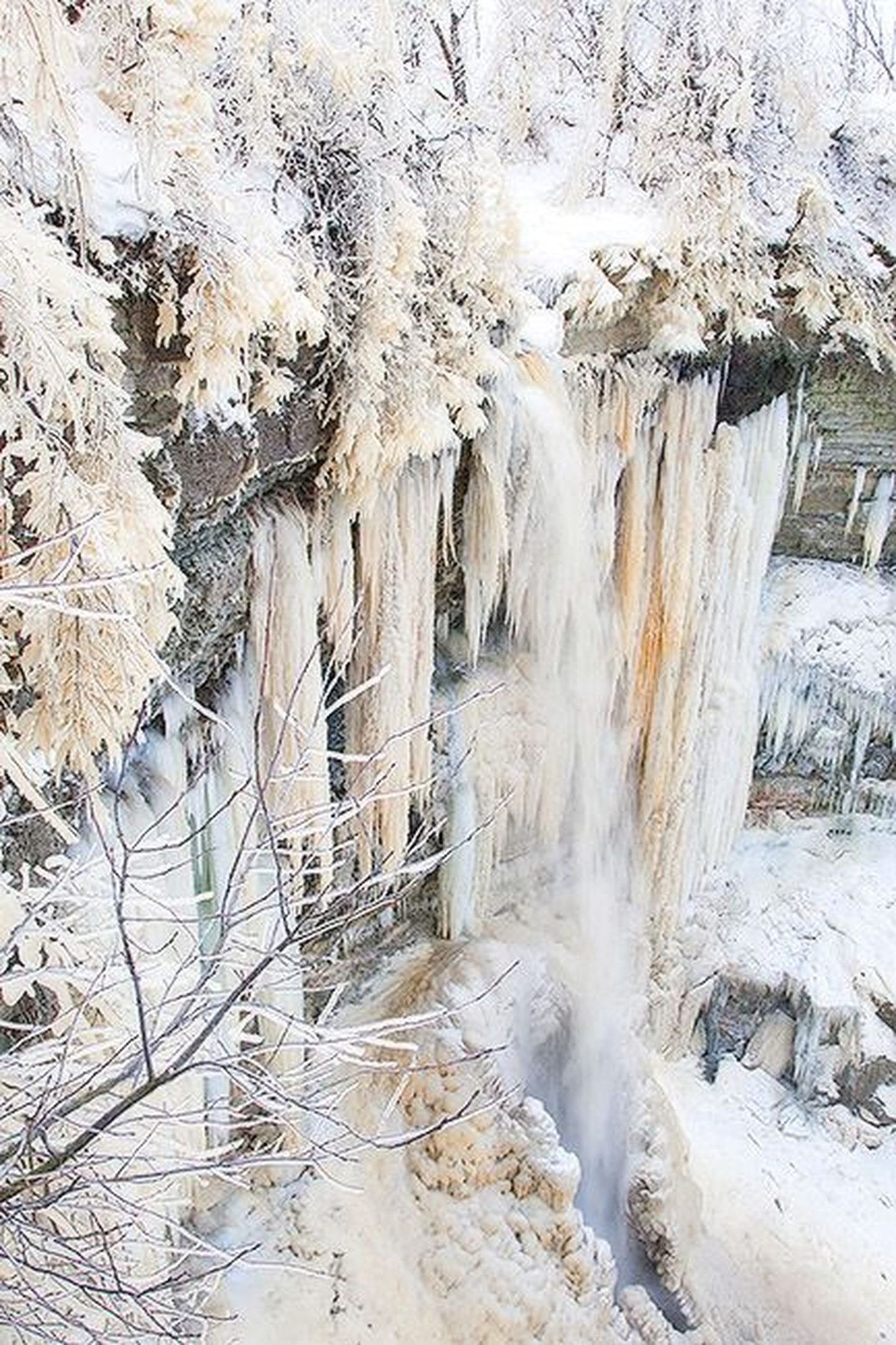 Водопад Валасте зимой.