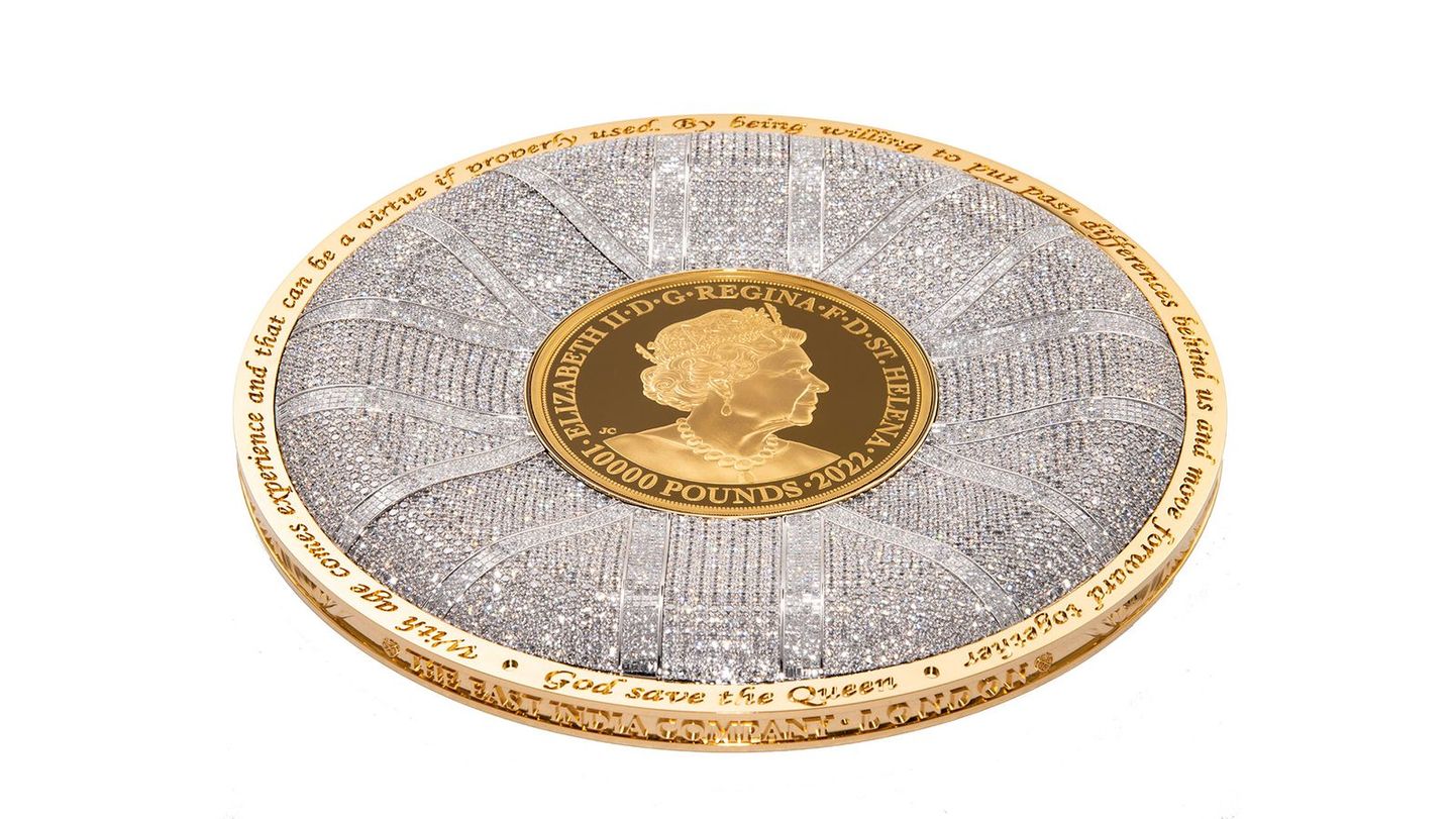 Elizabeth II kullast mälestusmünti ehib 6426 teemanti, mis on ühel küljel seatud Union Jacki mustrisse, teisel aga meenutavad Elizabeth II kuninglikku tiaarat.