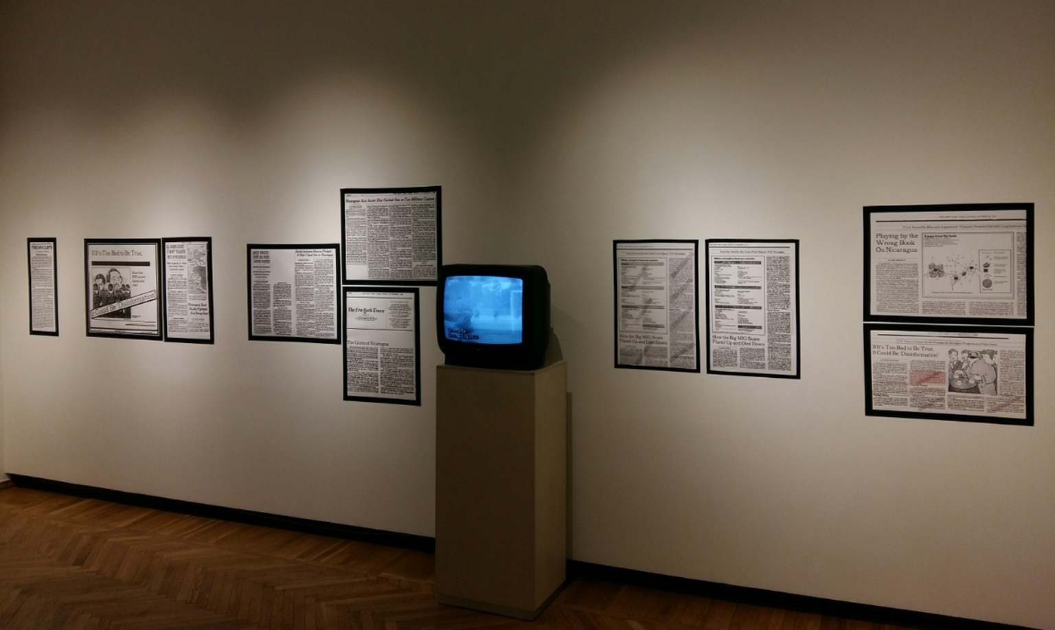 Omaaegsete ajaleheartiklite koopiad näitusesaali seinale on valitud video autori, New Yorgis elava Martha Rosleri näpunäidete järgi.