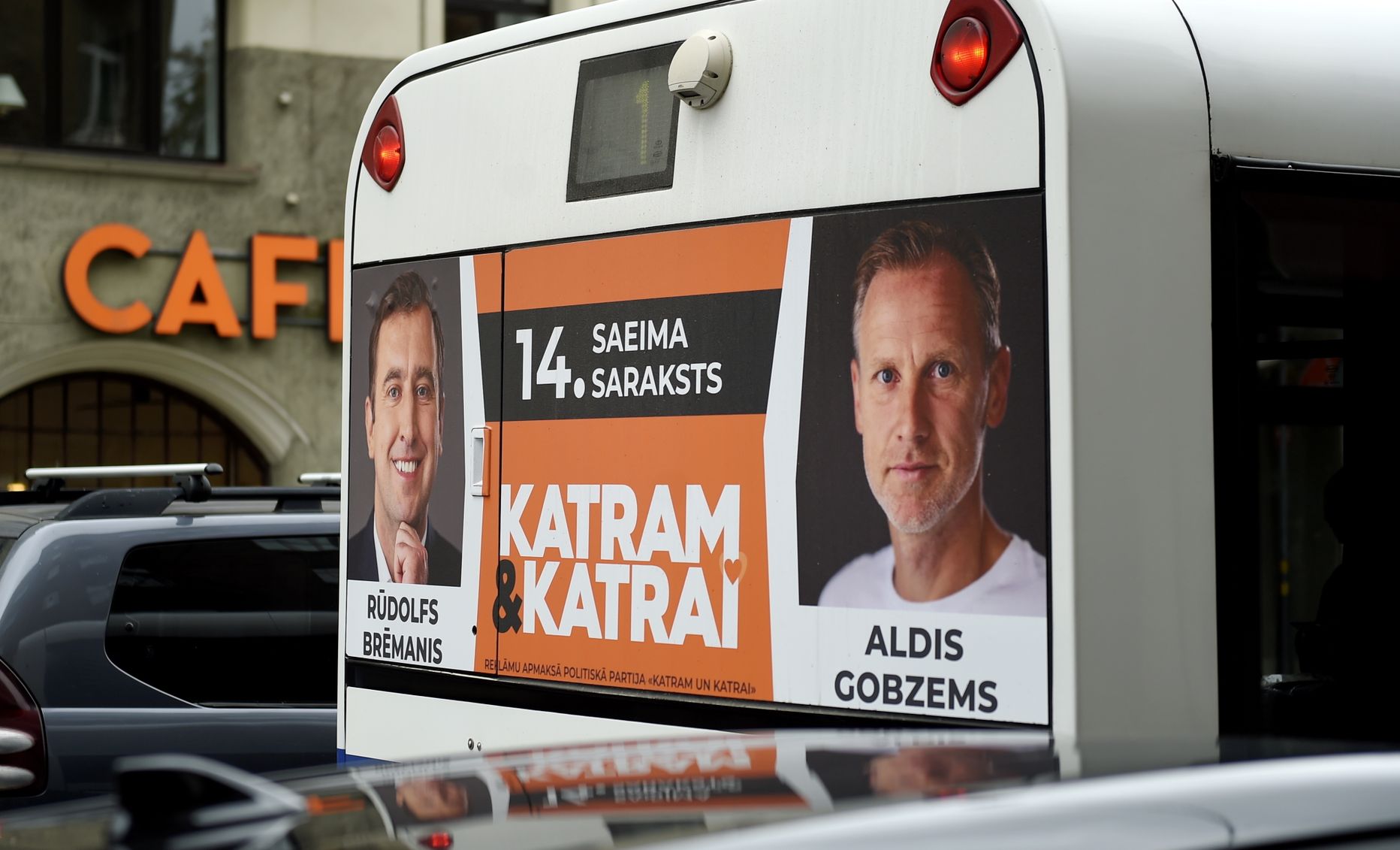 Partijas "Katram un katrai" 14. Saeimas vēlēšanu reklāma uz sabiedriskā transporta.