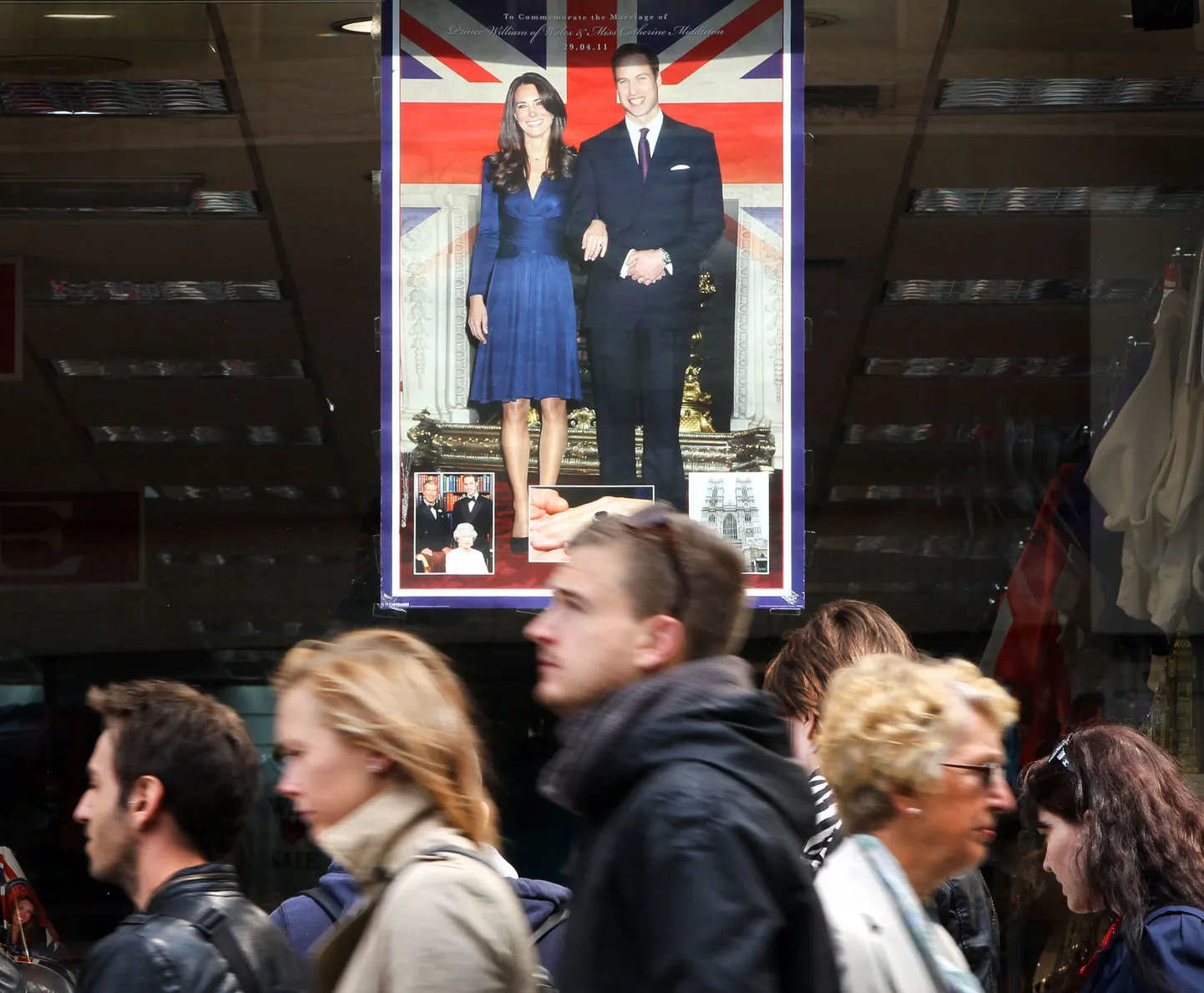 Kuninglike pulmade reklaamplakat Londonis Oxford Streetil