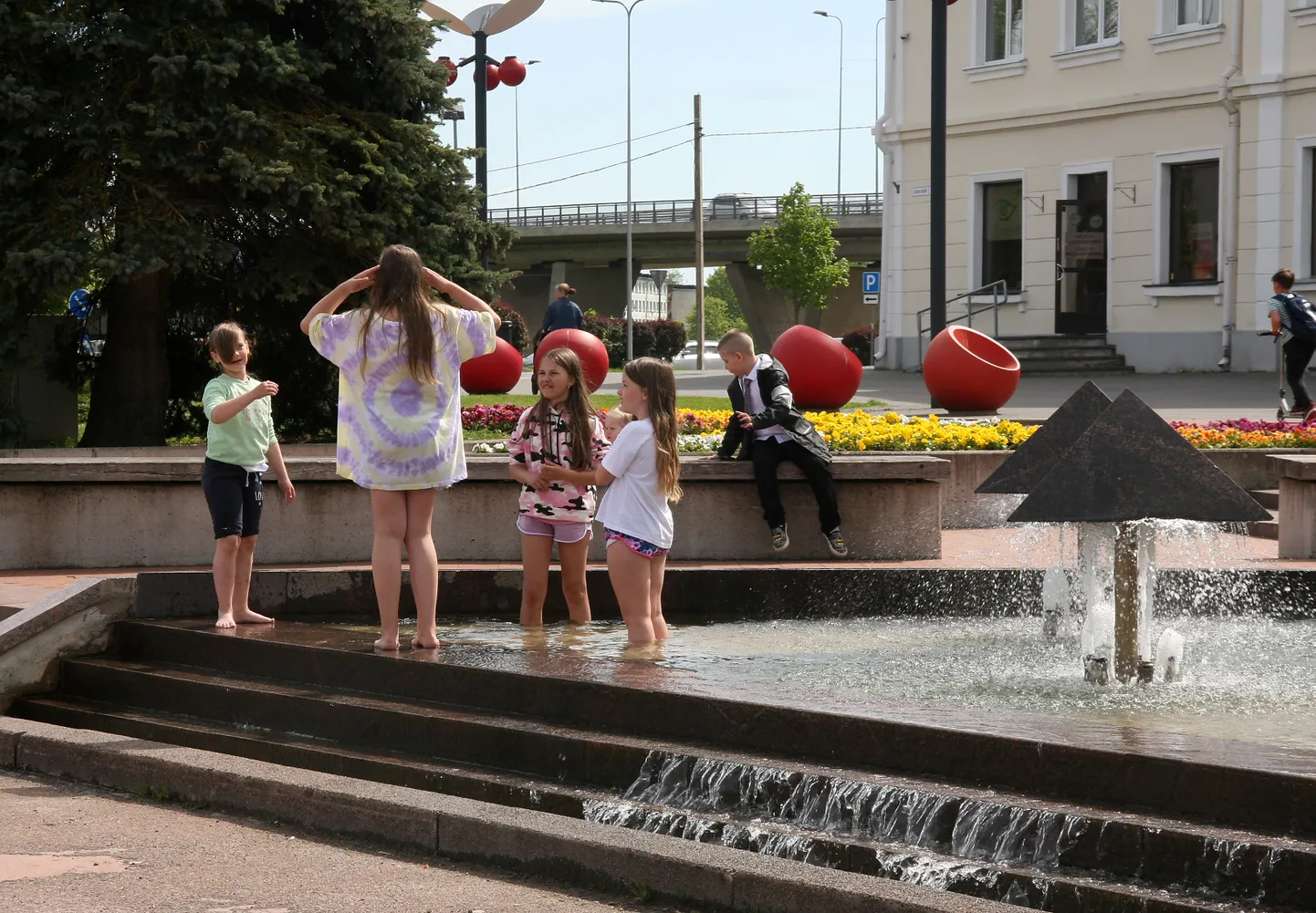 Linnades tuleks uute kiviplatside asemel rajada selliseid alasid, kus inimesed kuuma ilmaga hinge saaksid tõmmata.