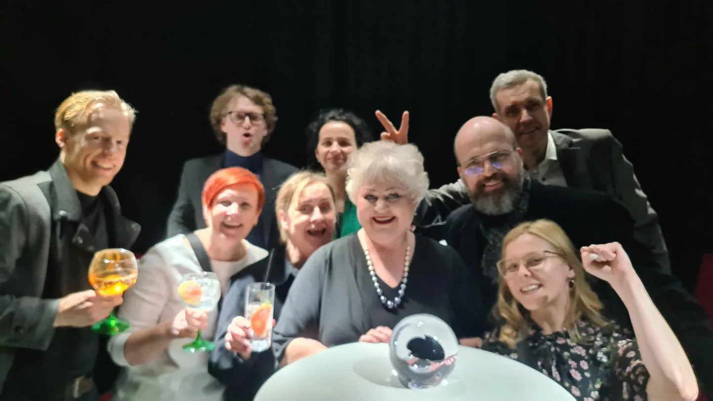 Eesti teatrite parim haldus- ja administratiivtöötaja Daisy Kull võtab vastu kolleegide õnnitlusi.