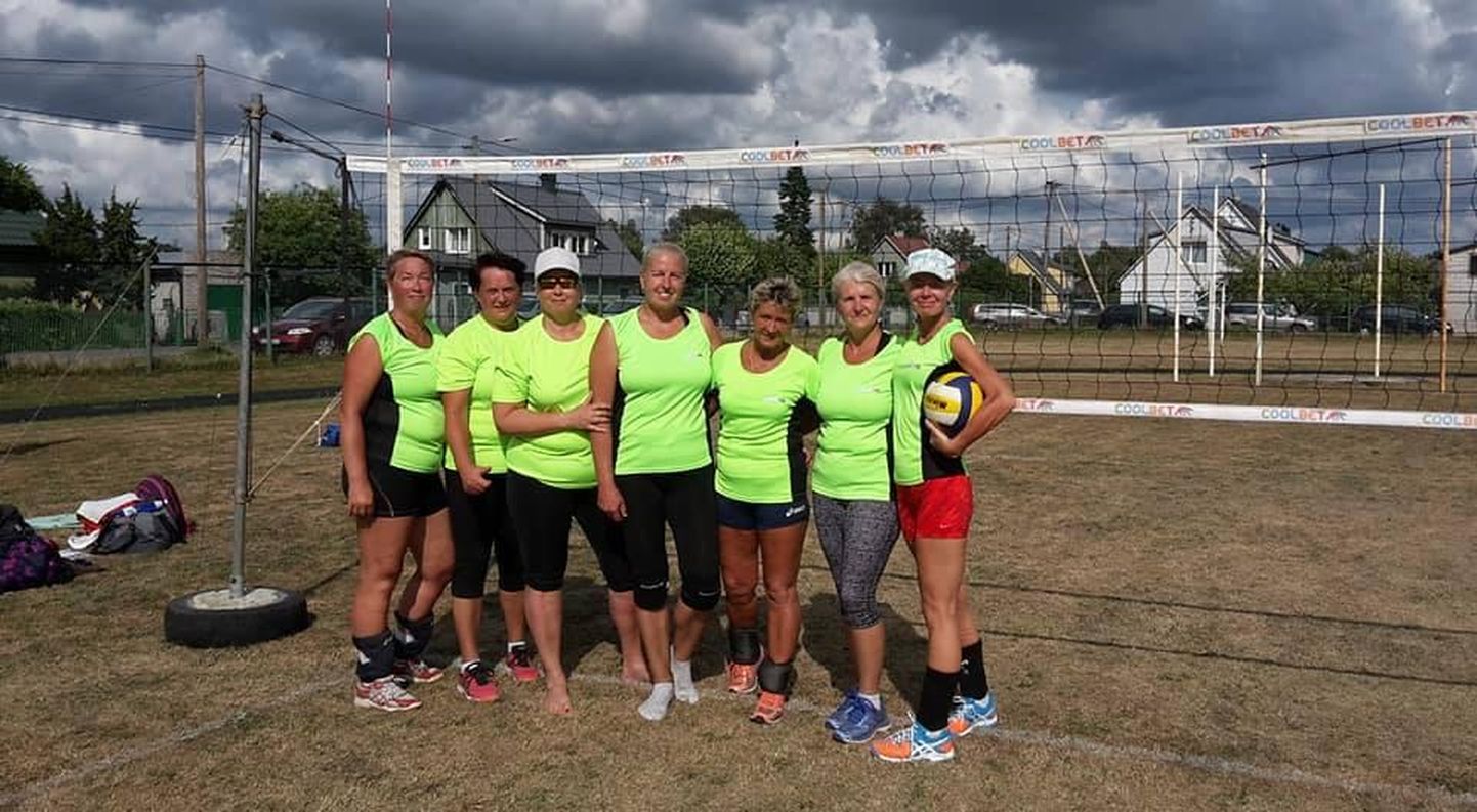 Viljandimaa võrkpallinaiskond võitis Eesti spordiveteranide suvemängudel omas võistlusgrupis tubli teise koha.