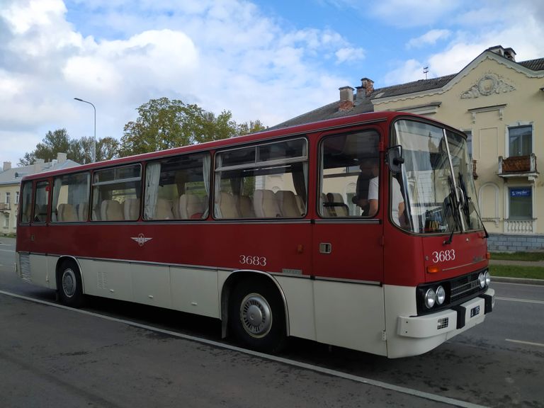 Автобус отдыхает на промежуточной остановке в Силламяэ.
