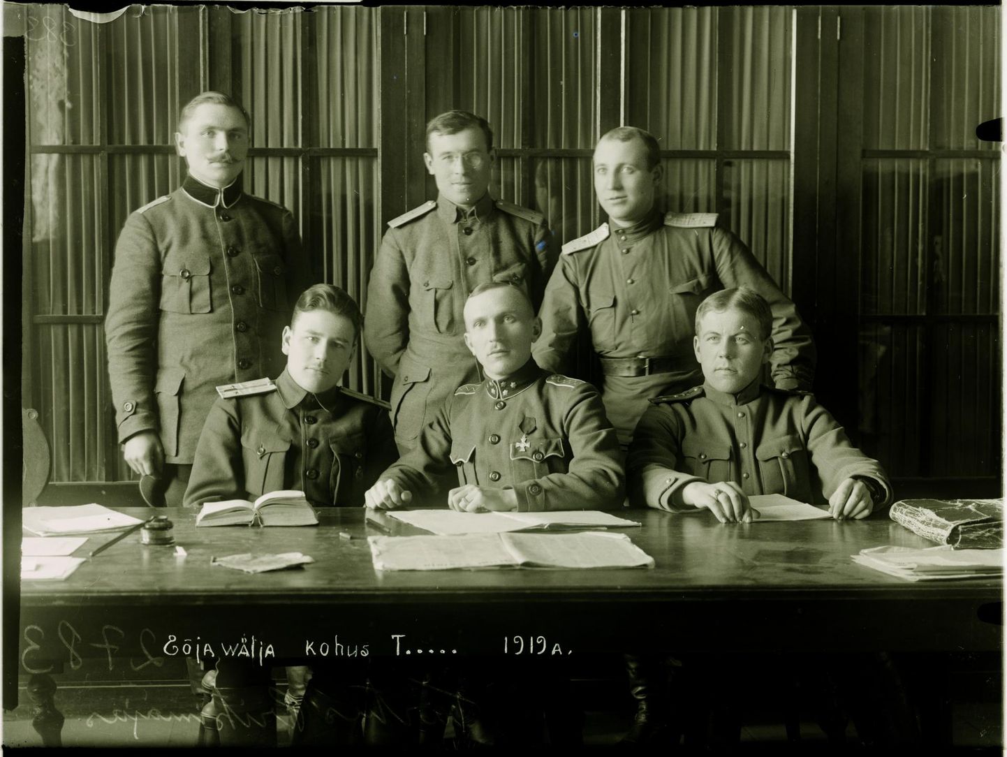 Kinni nabitud Nõukogude spioonide saatuse üle otsustas Tartu piirkonna üks suurimaid, 2. diviisi sõjaväljakohus, mille liikmed on pildistatud jaanuaris 1919.
 
