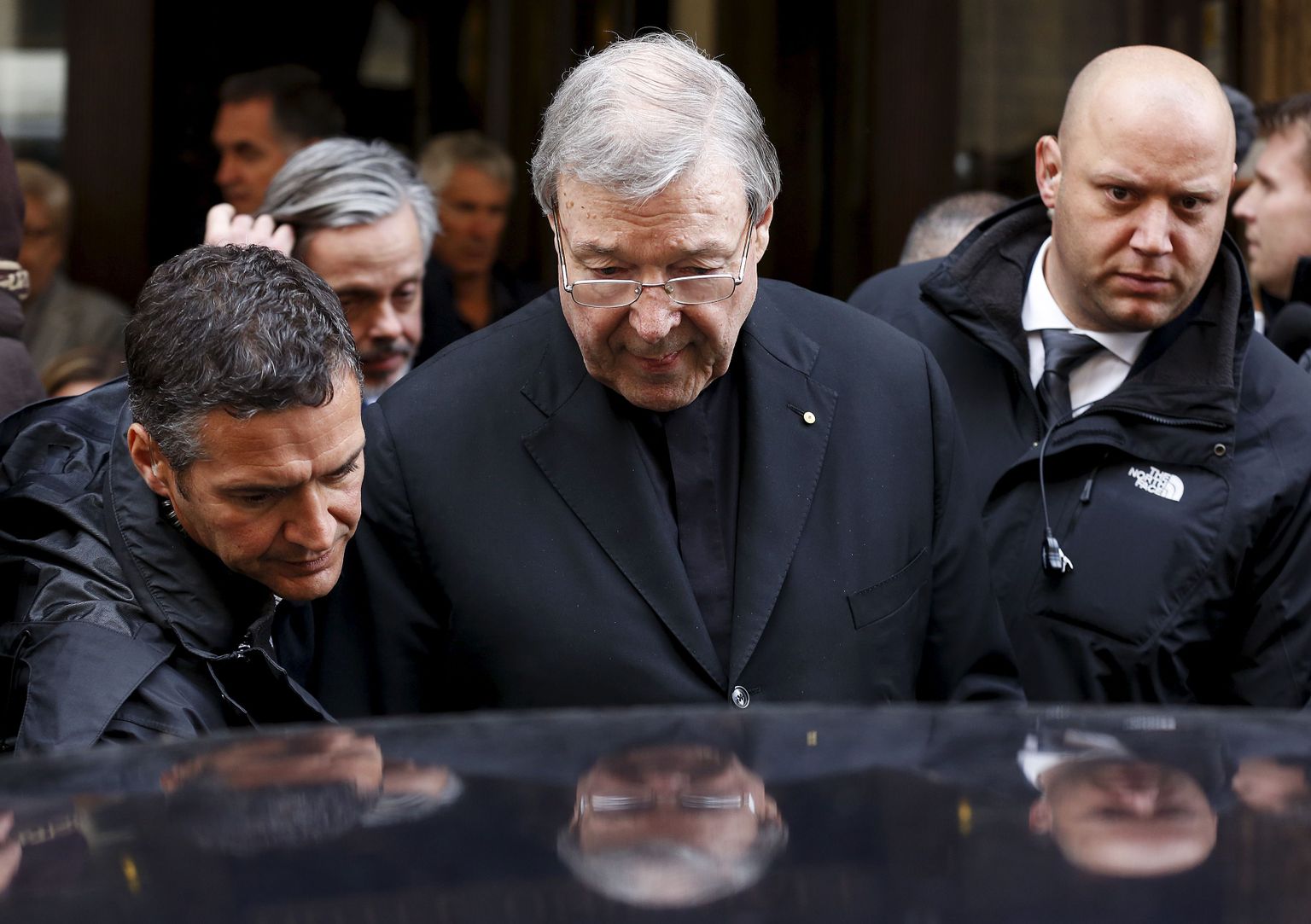 Austraalia kardinal George Pell lahkub märtsis Roomas asuvast Quirinale hotellist pärast kohtumist seksuaalse ärakasutamise ohvritega.